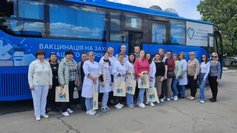 Понад 300 жителів Ладижина скористались послугами мобільної амбулаторії та вакцинобуса Понад 300 жителів Ладижина скористались послугами мобільної амбулаторії та вакцинобуса