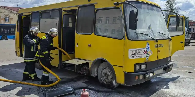 У Вінниці горіла маршрутка – пожежу ліквідували рятувальники
