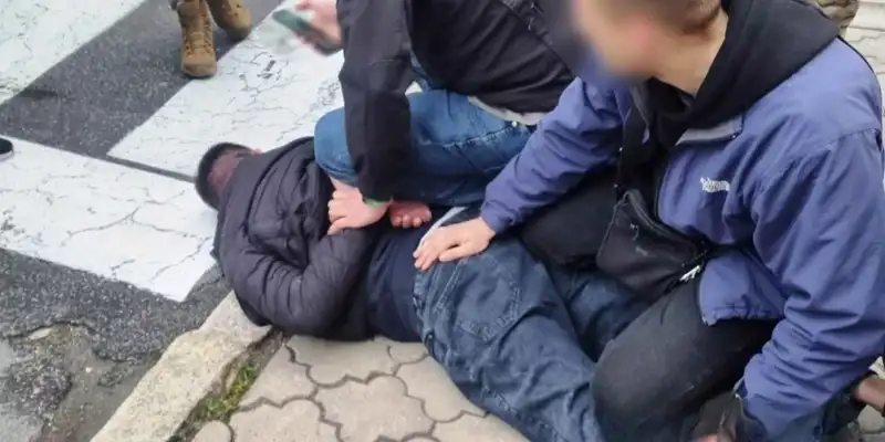 На Вінниччині трьох молодиків підозрюють у шантажі та погрозах неповнолітньому