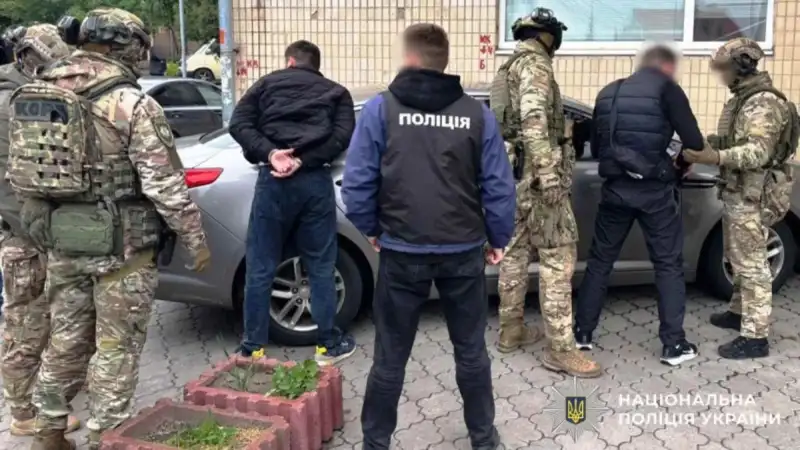 На Вінниччині трьох молодиків підозрюють у шантажі та погрозах неповнолітньому На Вінниччині трьох молодиків підозрюють у шантажі та погрозах неповнолітньому