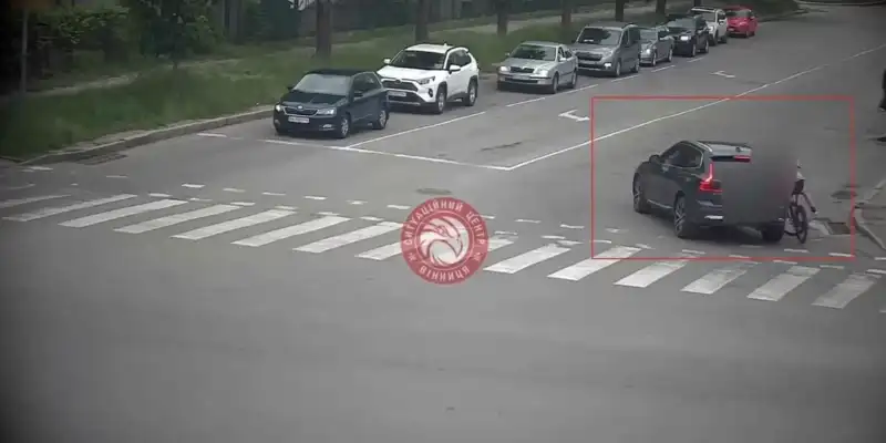У Вінниці велосипедист потрапив під авто: момент зіткнення зафіксували камери