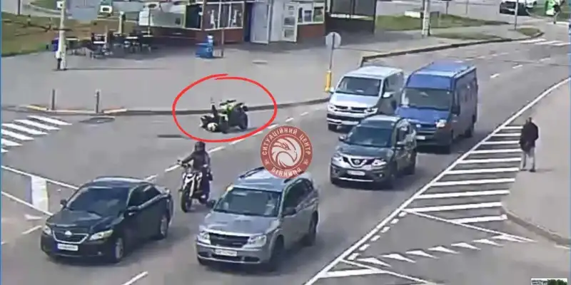 У Вінниці мотоцикл врізався в бордюр — водій і пасажир опинилися на асфальті