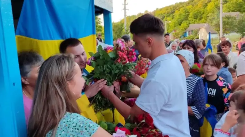 Повернення з неволі: на Вінниччині зустріли морпіха, який провів три роки в російському полоні Повернення з неволі: на Вінниччині зустріли морпіха, який провів три роки в російському полоні
