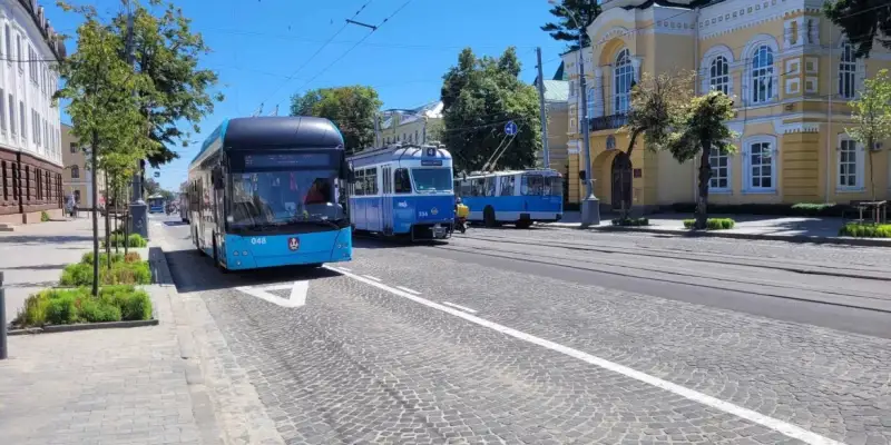 У центрі Вінниці облаштували смугу лише для тролейбусів і автобусів
